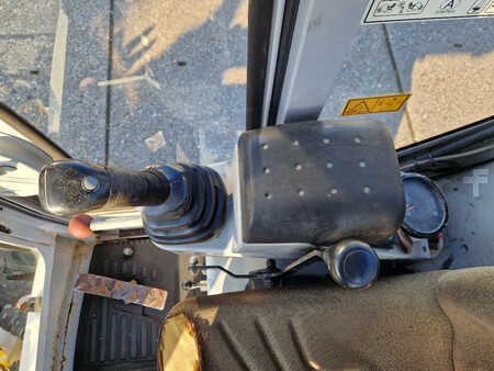 Minigraver 2011 Wacker Neuson 2404RD kan op een berghelling werken (12)