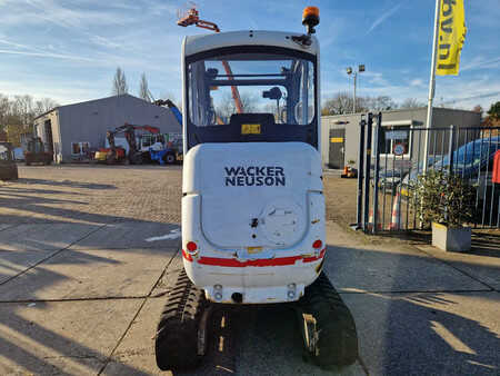 Minigraver 2011 Wacker Neuson 2404RD kan op een berghelling werken (4)