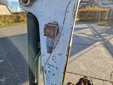 Minigraafmachines 2011 Wacker Neuson 2404RD kan op een (berg)helling draaien (16)