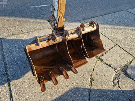 Minigraafmachines 2011 Wacker Neuson 2404RD kan op een (berg)helling draaien (18)