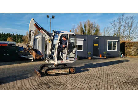 Minigraafmachines 2011 Wacker Neuson 2404RD kan op een (berg)helling draaien (2)