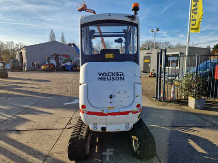 Minigraafmachines 2011 Wacker Neuson 2404RD kan op een (berg)helling draaien (21)