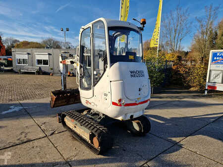 Minigraafmachines 2011 Wacker Neuson 2404RD kan op een (berg)helling draaien (7)