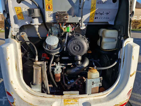 Minigraafmachines 2011 Wacker Neuson 2404RD kan op een (berg)helling draaien (9)