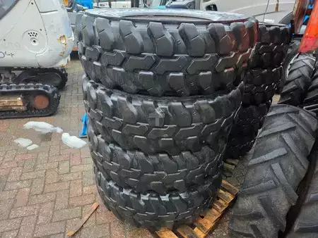 Mobilní bagry 2015 Hyundai Robex 160W-9A with 6-cylinder Cummins (32)