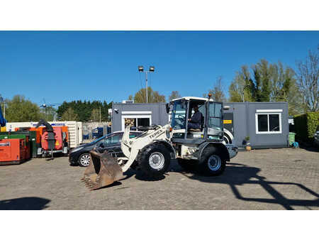 Kerekes rakodó 2007 Terex TL80 palletvorken en 4in1-bak (19)