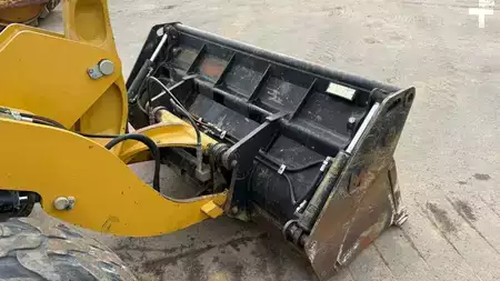 Hjullæsser 2013 Caterpillar 908 H // BJ. 2013 / 5819H/SW/Klappschaufel (10)