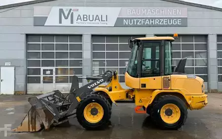 Kolové nakladače 2017 Volvo L 30 G //BJ. 2017 / 5858H/SW/Gabel/Klappschaufel (1)