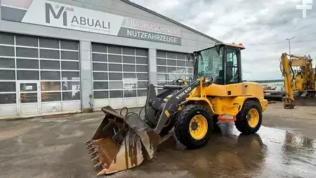 Kolové nakladače 2017 Volvo L 30 G //BJ. 2017 / 5858H/SW/Gabel/Klappschaufel (2)