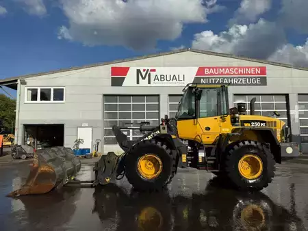 Chargeuse sur pneus 2010 Komatsu WA 250 PZ-6 //BJ. 2010 /3900H/ZSA/SW/GABEL (1)