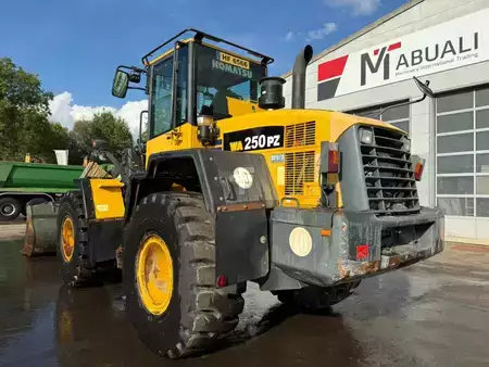 Chargeuse sur pneus 2010 Komatsu WA 250 PZ-6 //BJ. 2010 /3900H/ZSA/SW/GABEL (3)