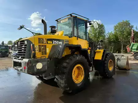 Chargeuse sur pneus 2010 Komatsu WA 250 PZ-6 //BJ. 2010 /3900H/ZSA/SW/GABEL (5)