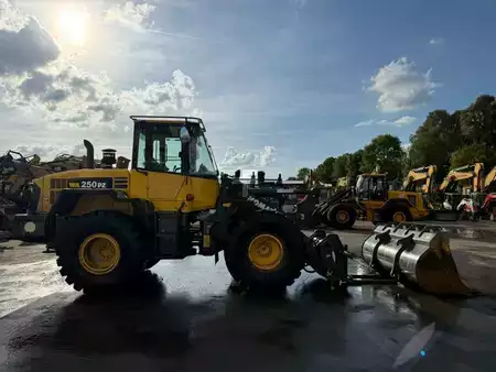 Chargeuse sur pneus 2010 Komatsu WA 250 PZ-6 //BJ. 2010 /3900H/ZSA/SW/GABEL (6)