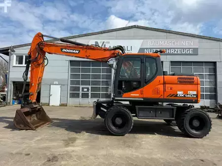Mobil gravemaskin 2012 Doosan DX 140 W // BJ. 2012 / 7500H/SW/Schild (1)