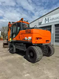 Mobil gravemaskin 2012 Doosan DX 140 W // BJ. 2012 / 7500H/SW/Schild (2)