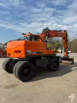 Mobil gravemaskin 2012 Doosan DX 140 W // BJ. 2012 / 7500H/SW/Schild (4)