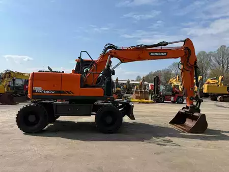 Mobil gravemaskin 2012 Doosan DX 140 W // BJ. 2012 / 7500H/SW/Schild (5)