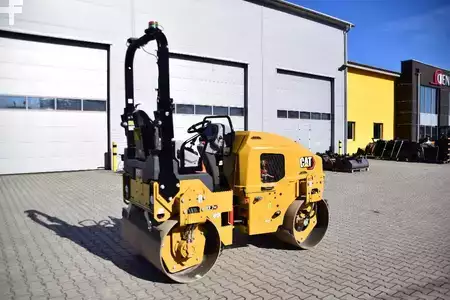 Tandemové válce 2024 Caterpillar CB 2.7 GC roller Bomag BW120 JCB VMT260   EX DEMO (10)