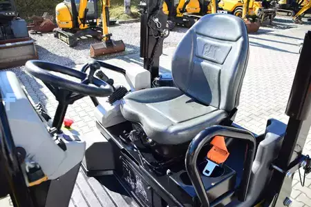 Tandemové válce 2024 Caterpillar CB 2.7 GC roller Bomag BW120 JCB VMT260   EX DEMO (14)