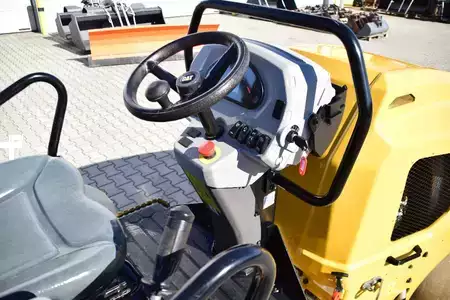 Tandemové válce 2024 Caterpillar CB 2.7 GC roller Bomag BW120 JCB VMT260   EX DEMO (18)