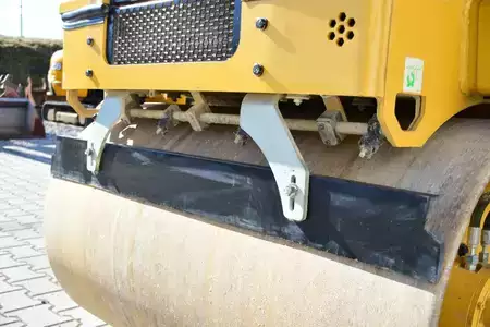 Tandemové válce 2024 Caterpillar CB 2.7 GC roller Bomag BW120 JCB VMT260   EX DEMO (4)
