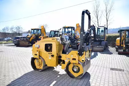 Tandemové válce 2024 Caterpillar CB 2.7 GC roller Bomag BW120 JCB VMT260   EX DEMO (6)