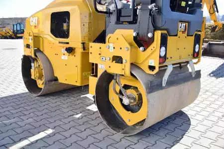 Tandemové válce 2024 Caterpillar CB 2.7 GC roller Bomag BW120 JCB VMT260   EX DEMO (7)