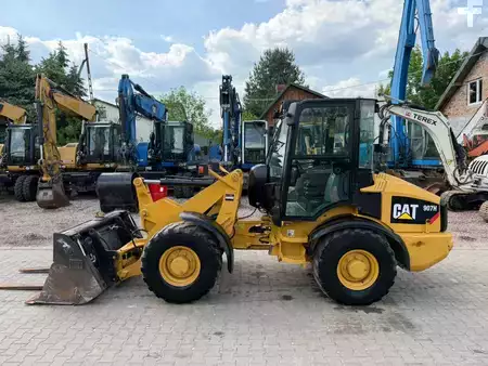 Kerekes rakodó 2010 Caterpillar 907 H (1)