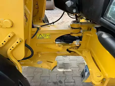 Kerekes rakodó 2010 Caterpillar 907 H (15)