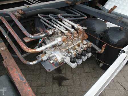 Náklaďák 2003 DAF CF 85.380 + MANUAL + HMF 1680 + HYVA + 6X2 (12)