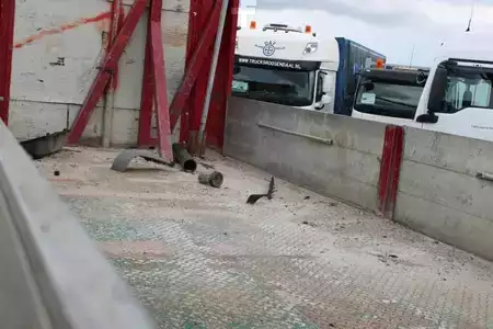 Kuorma-auto 2010 Mercedes-Benz Axor 2633 + 6x2 + euro 5 + manual (19)