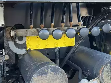 Kuorma-auto 2009 Volvo FM 370 + Euro 5 + Palfinger Z-Q170 Crane + 30ton NCH lift + Cont (13)