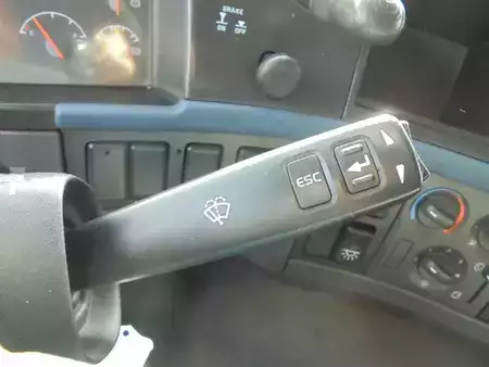 Kuorma-auto 2006 Volvo FM 9.310 + Euro 5 + Manual + Horse transport (13)