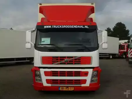 Kuorma-auto 2006 Volvo FM 9.310 + Euro 5 + Manual + Horse transport (2)