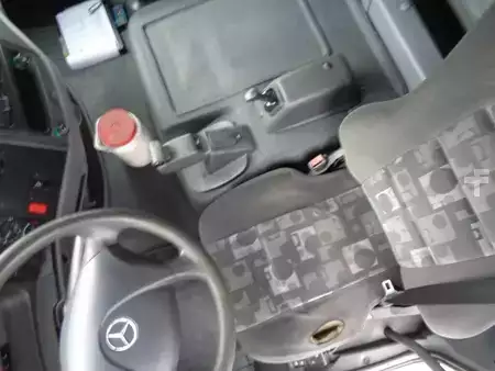 Lastbil 2010 Mercedes-Benz Atego 822 + Euro 5 + Dhollandia lift (14)