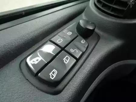 Lastbil 2010 Mercedes-Benz Atego 822 + Euro 5 + Dhollandia lift (20)