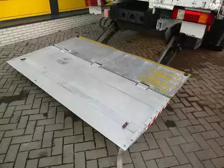 Kuorma-auto 2014 Mercedes-Benz Axor 1829 + euro 5 + lift + manual (15)