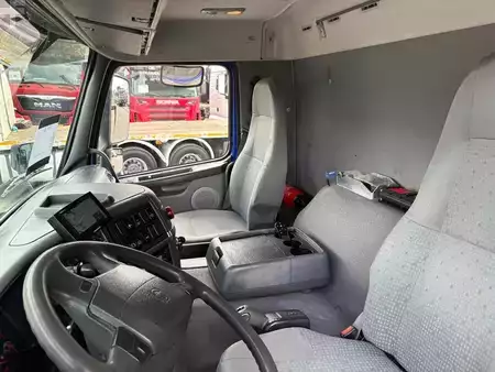 Lastbil 2005 Volvo FM 9,260 + HIAB 288 E-6 HIPRO + 3x JIB + REMOTE + 6X2 STEERING + (9)