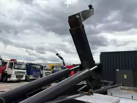 Lastbil 2009 Renault Premium 370DXI + HMF 1430 K3 + 6X4 + HOOKSYTEM + EURO 5 (7)
