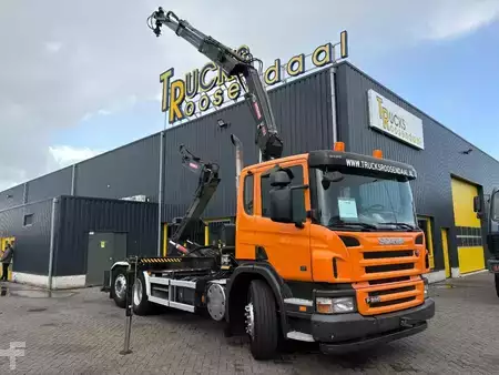 Vrachtwagen 2008 Scania P360 + HIAB 111BS-2 DUO + 6X2 + HOOKSYTEM + EURO 5 + 113,000KM! (1)