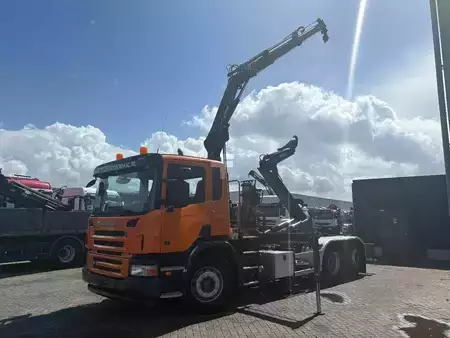 Vrachtwagen 2008 Scania P360 + HIAB 111BS-2 DUO + 6X2 + HOOKSYTEM + EURO 5 + 113,000KM! (13)