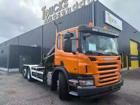 Vrachtwagen 2008 Scania P360 + HIAB 111BS-2 DUO + 6X2 + HOOKSYTEM + EURO 5 + 113,000KM! (4)