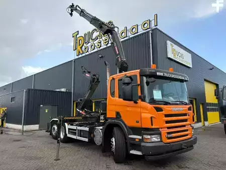 Vrachtwagen 2008 Scania P360 + HIAB 111BS-2 DUO + 6X2 + HOOKSYTEM + EURO 5 + 113,000KM! (1)