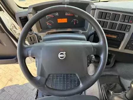 Náklaďák 2014 Volvo FE 300 + EURO 5 + 6X2 steering + MANUAL (8)