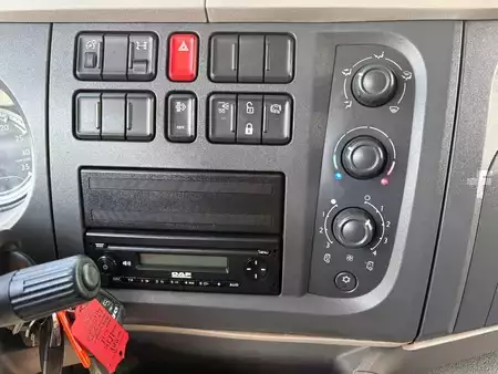 Náklaďák 2015 DAF LF 310 + 19T + DHOLLANDIA lift + EURO 6 + 8.21 meter box (14)