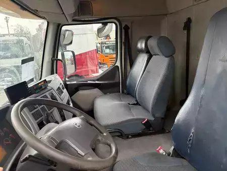 Náklaďák 2010 Volvo FL 12,240 + Leaf Suspension + Loadlift 2.5t + Low Mileage (11)