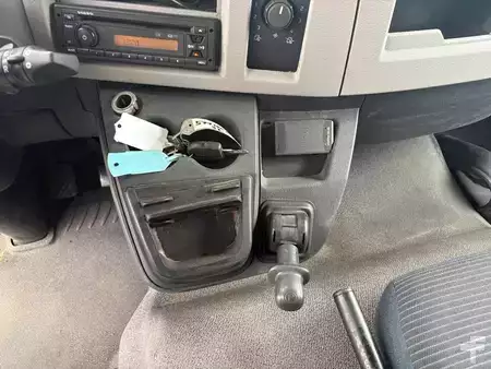 Náklaďák 2010 Volvo FL 12,240 + Leaf Suspension + Loadlift 2.5t + Low Mileage (14)