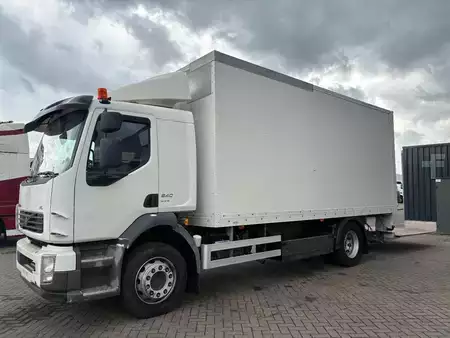 Náklaďák 2010 Volvo FL 12,240 + Leaf Suspension + Loadlift 2.5t + Low Mileage (2)