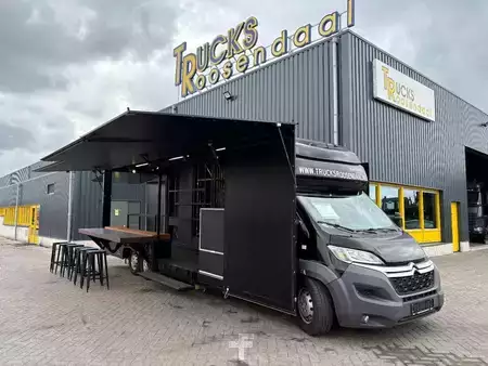 Náklaďák 2018 [div] JUMPER + SALES TRAILER / SHOWROOM + BAR/STAGE + 12,000 km (1)