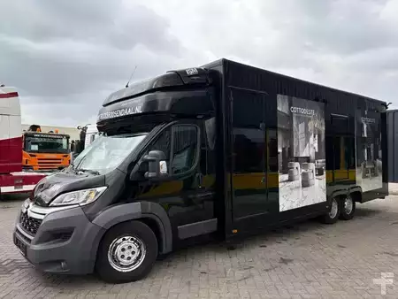 Náklaďák 2018 [div] JUMPER + SALES TRAILER / SHOWROOM + BAR/STAGE + 12,000 km (12)